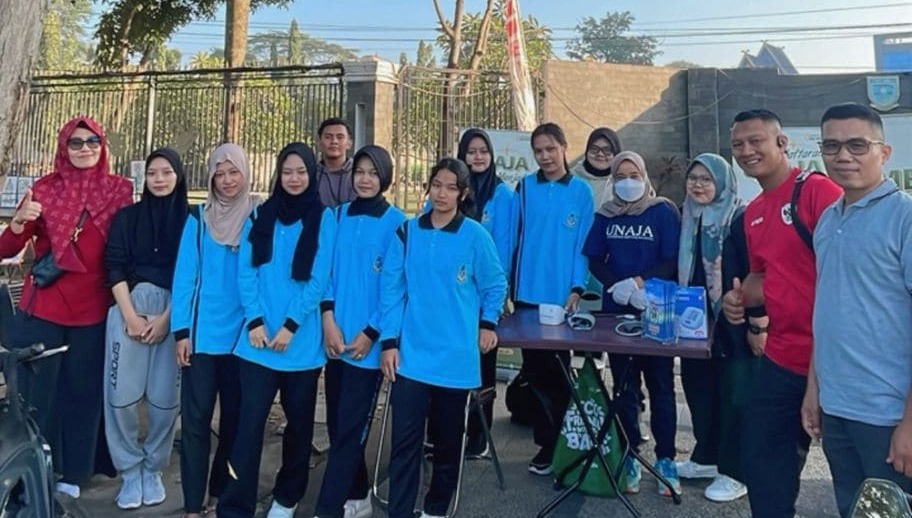 Pemeriksaan Kesehatan Gratis dan Edukasi Kesehatan di CFD Tugu Keris Siginjai: Kolaborasi Prodi Gizi, Keperawatan, dan Pendidikan Matematika Universitas Adiwangsa Jambi