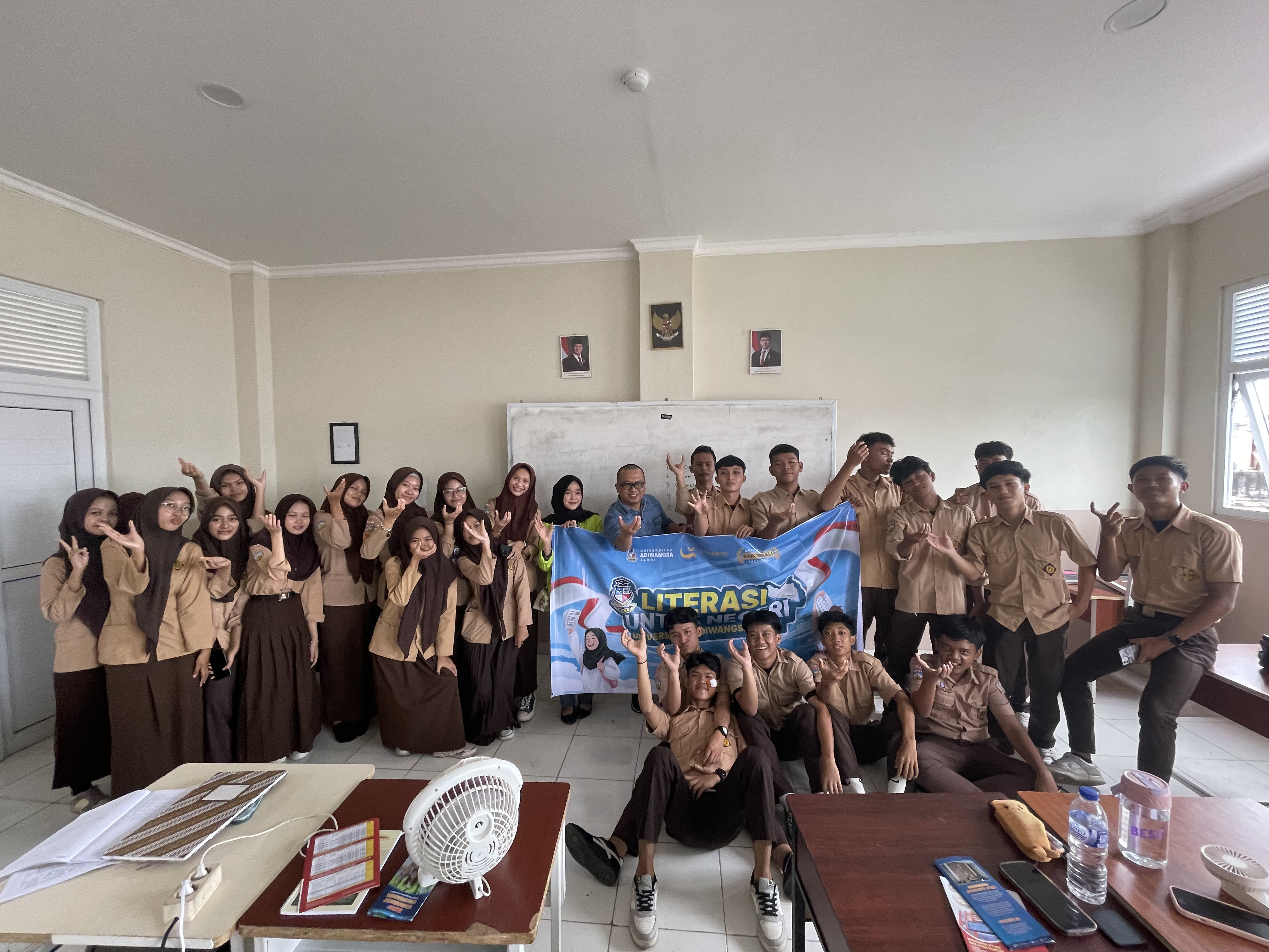 Kampus Swasta Terbaik di Jambi: Universitas Adiwangsa Jambi Gelar Literasi Untuk Negeri di SMA Adhiyaksa Kota Jambi