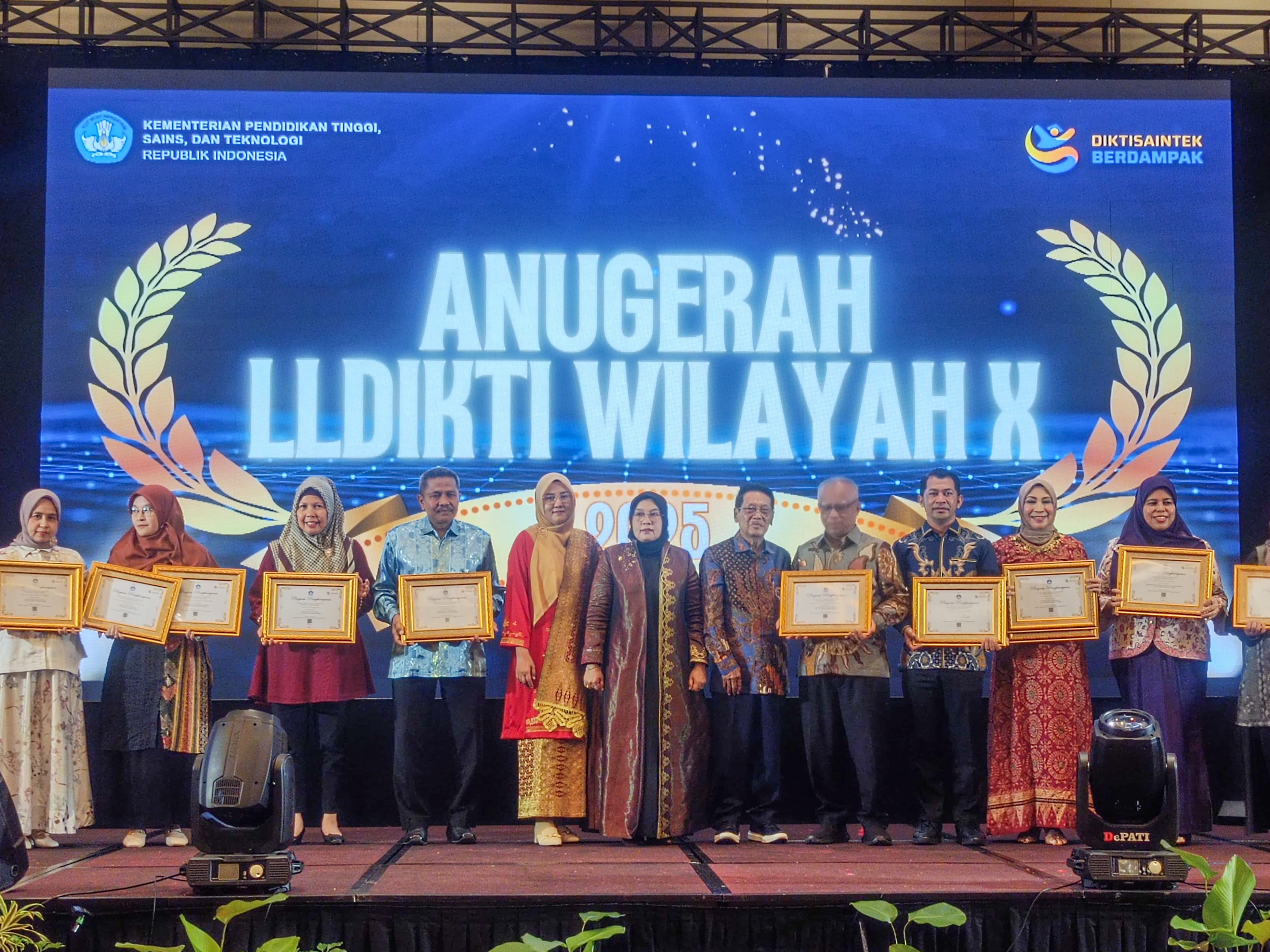 SELAMAT & SUKSES:  Kepada Universitas Adiwangsa Jambi atas anugerah PTS dengan Program Studi Peringkat Akreditasi Unggul Terbaik pada acara ANUGERAH LLDIKTI WILAYAH X