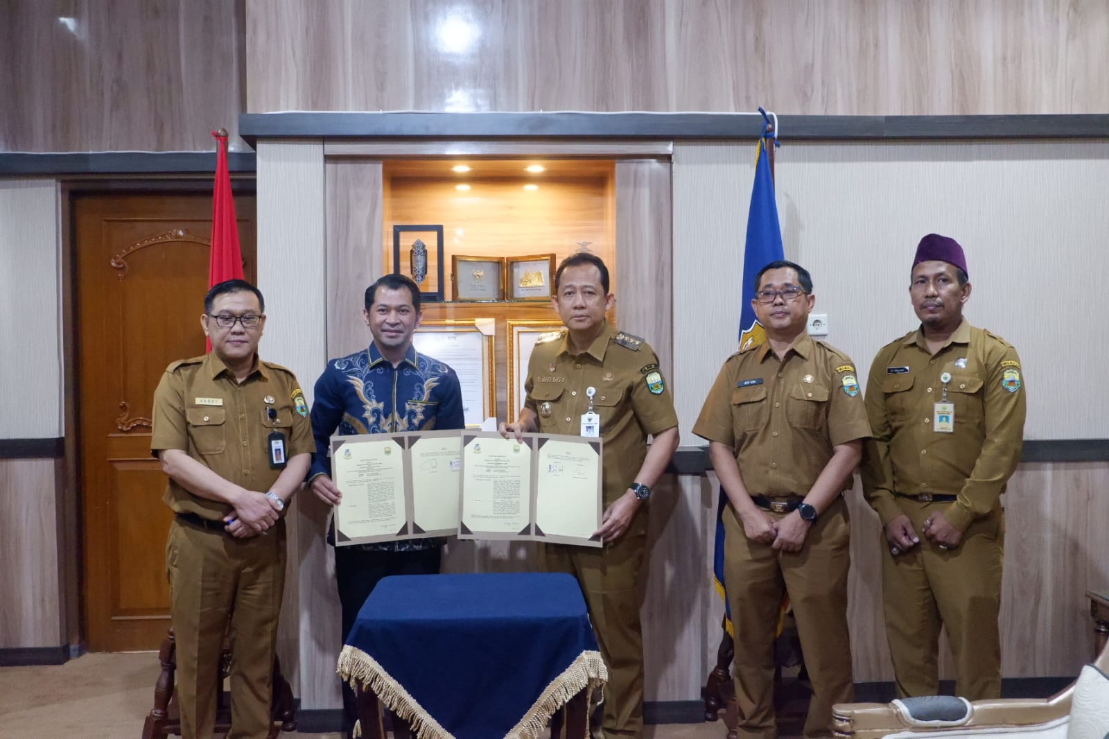 KERJASAMA: Penandatanganan MoU antara Pemerintah Kabupaten Muaro Jambi dan Universitas Adiwangsa Jambi