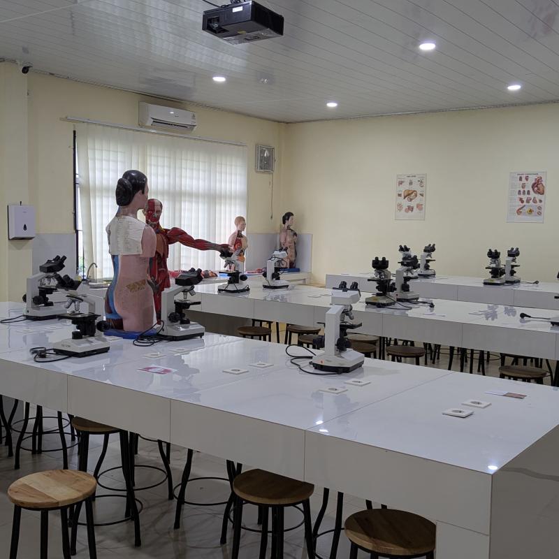 Laboratorium Farmasi 12