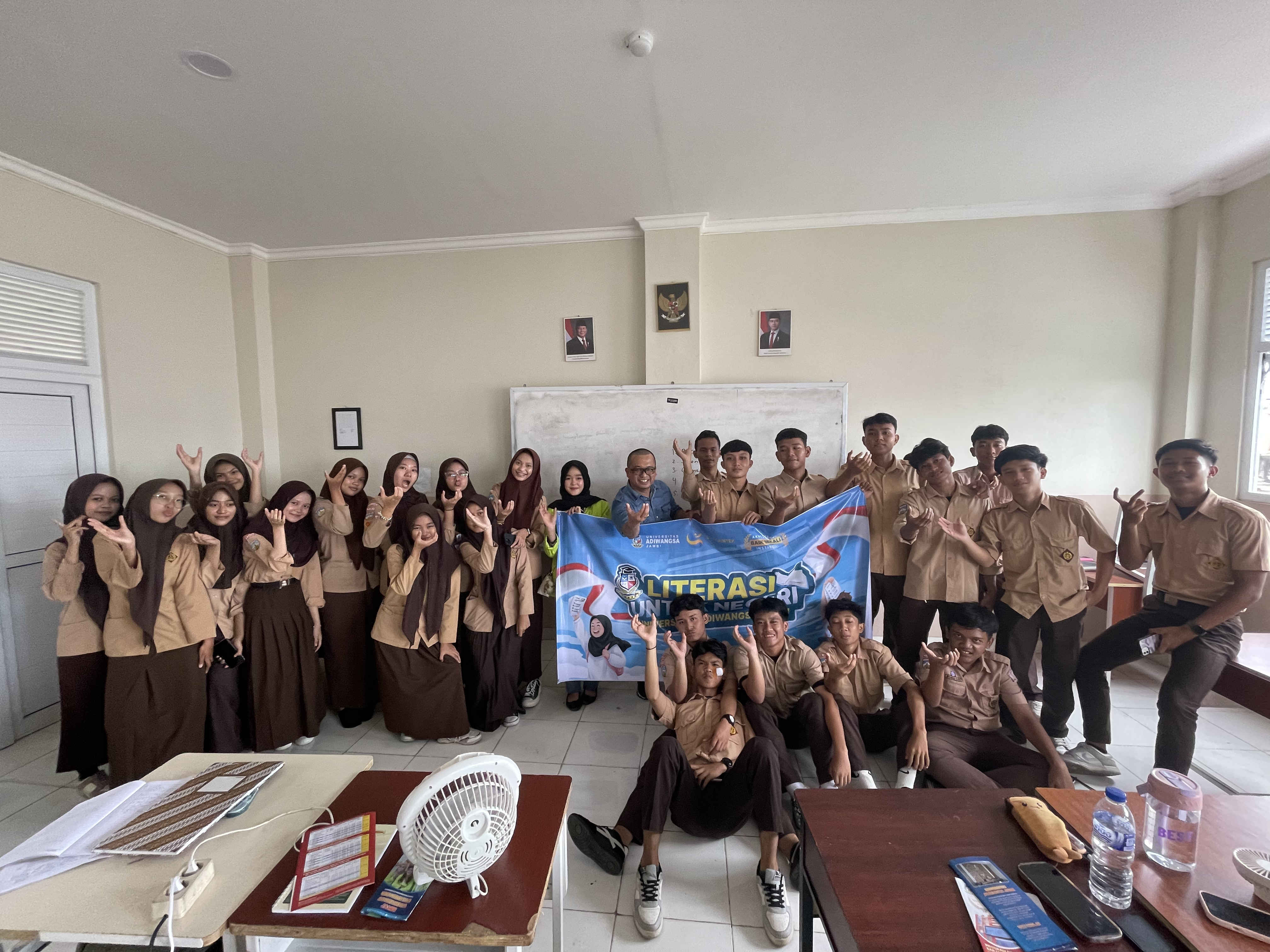 Kampus Swasta Terbaik di Jambi: Universitas Adiwangsa Jambi Gelar Literasi Untuk Negeri di SMA Adhiyaksa Kota Jambi
