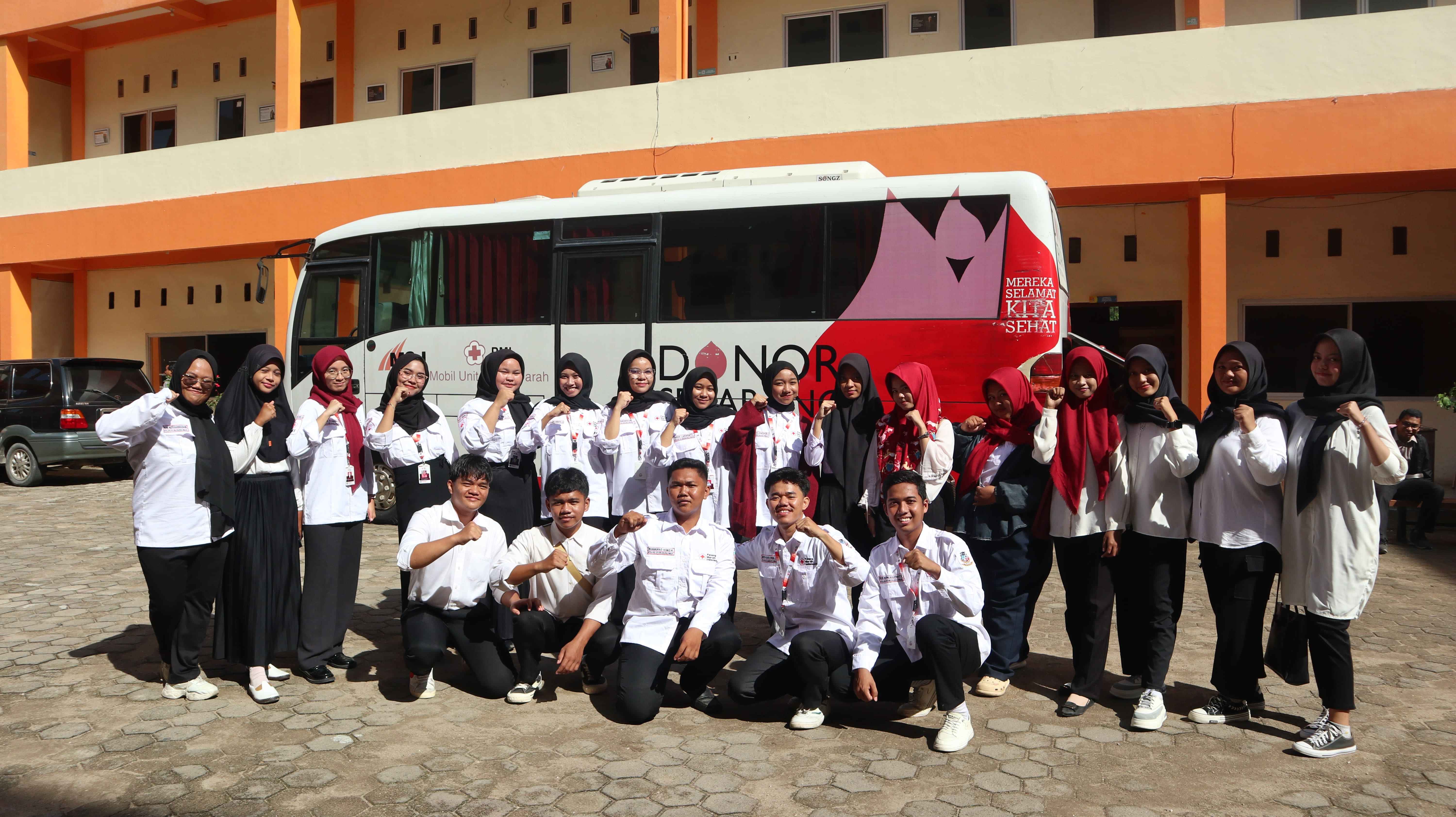 PROGRAM DONOR DARAH: UKM KSR-PMI Mengadakan Program Donor Darah Bagi Dosen dan Mahasiswa di Universitas Adiwangsa Jambi