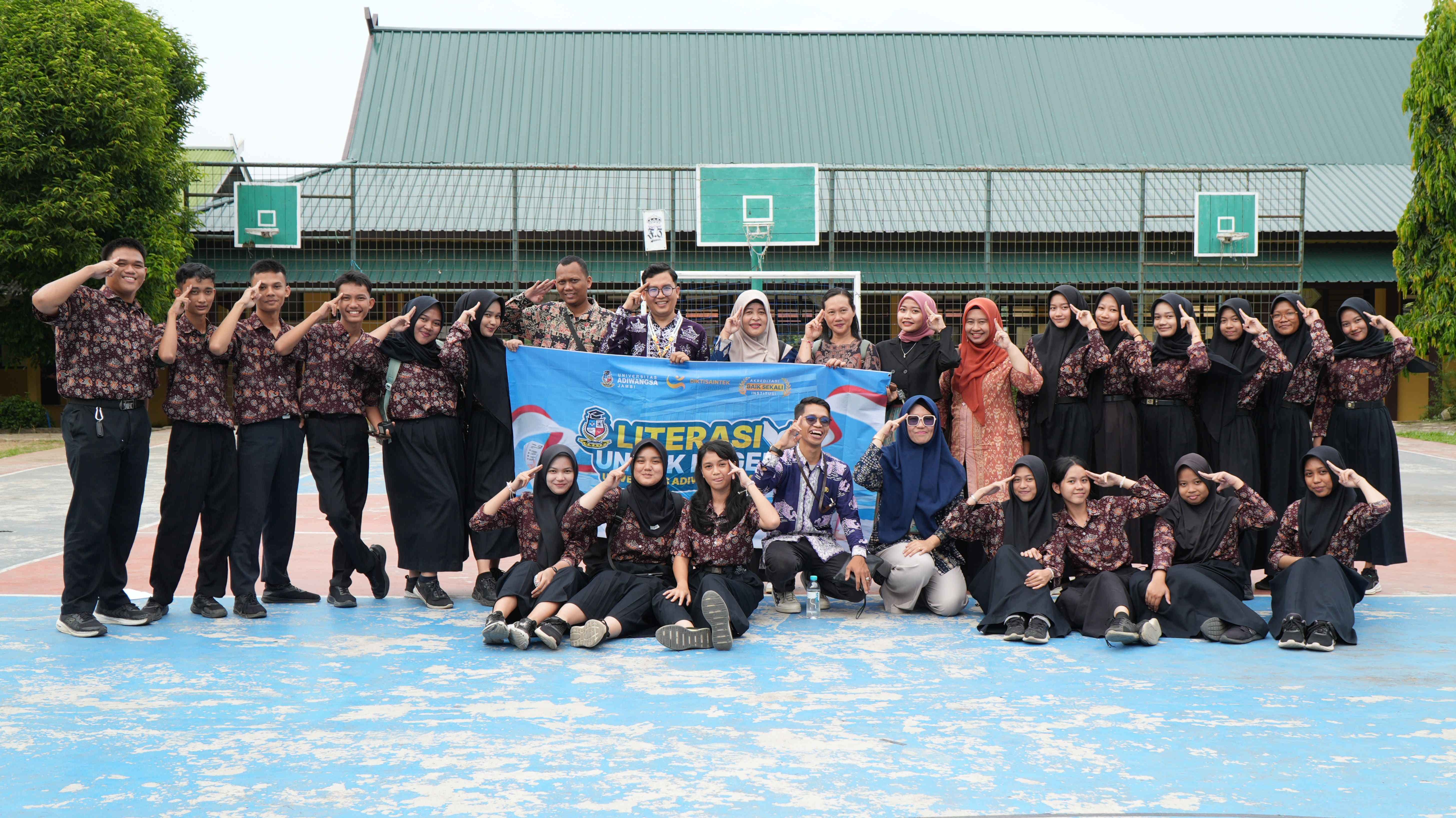 Universitas Adiwangsa Jambi Gelar Literasi Untuk Negeri di SMAN 9 Kota Jambi