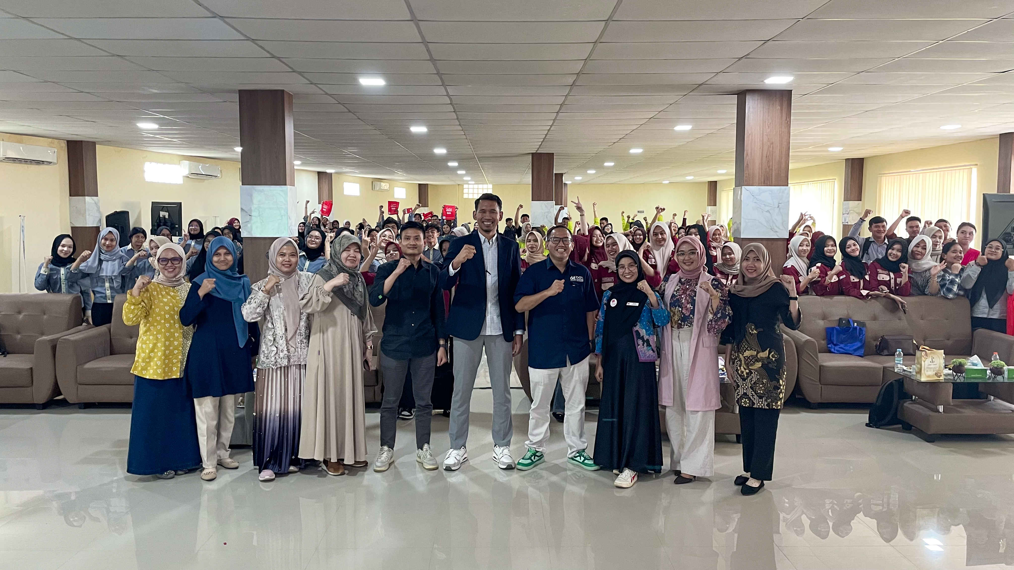 SOSIALISASI TENTANG BERANI BERENCANA BAGI ANAK MUDA SOAL KESEHATAN, Oleh DKT Academy Indonesia Bersama Dengan Program Studi Farmasi Universitas Adiwangsa Jambi yang dihadiri Oleh Mahasiswa