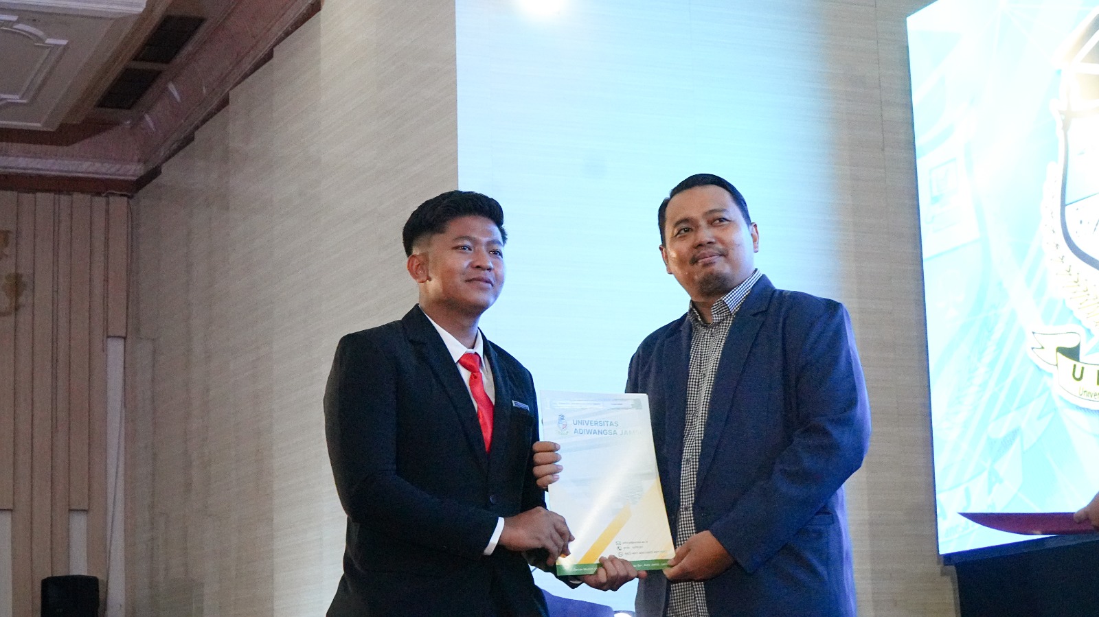 Yudisium Program Sarjana dan Pascasarjana UNAJA, Rayakan Perjuangan dan Sambut Langkah Baru Menuju Masa Depan