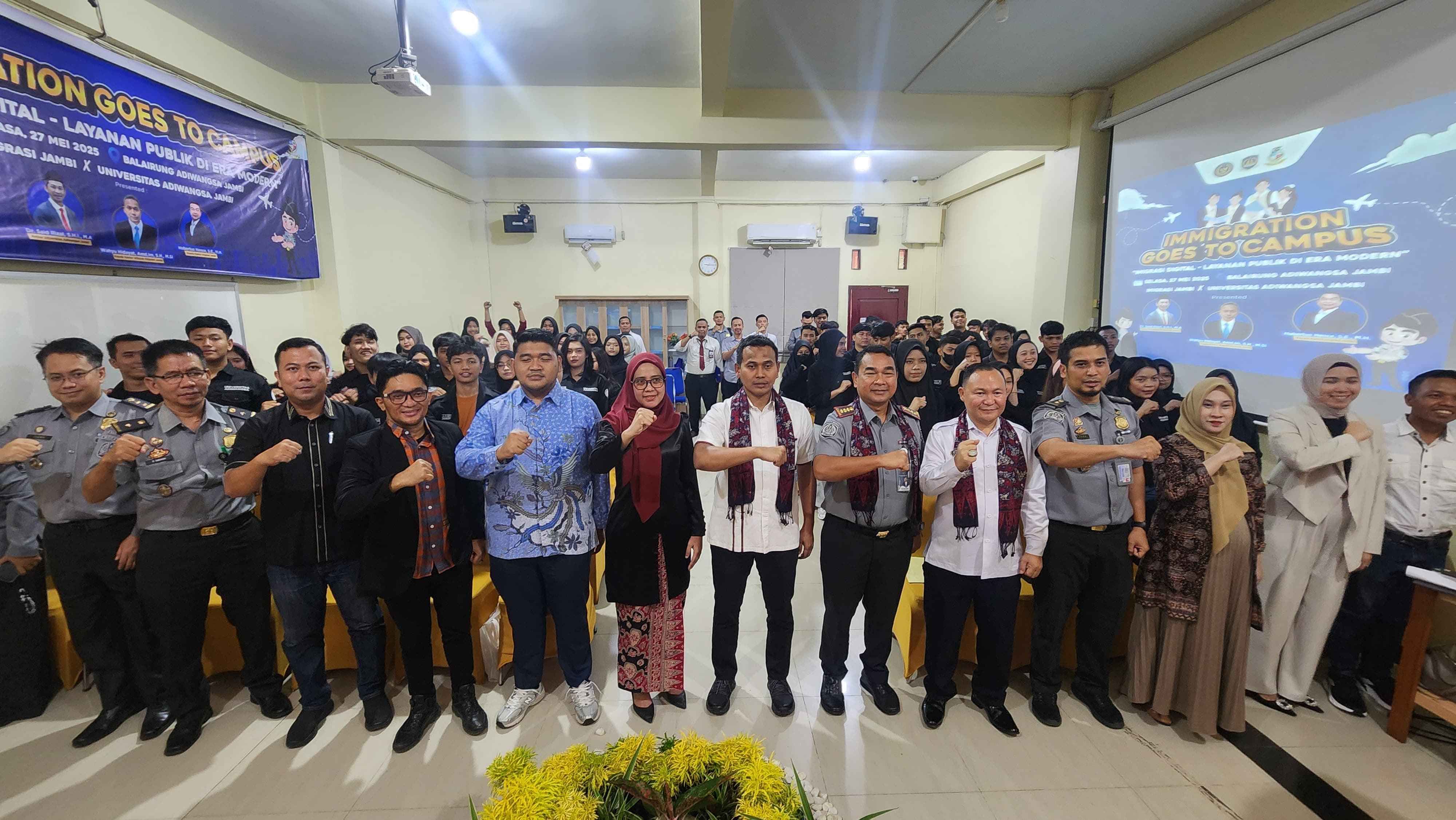 SOSIALISASI TENTANG IMIGRASI DIGITAL SEBAGAI LAYANAN PUBLIK DI ERA MODERN : Oleh Kantor Imigrasi Kelas I TPI Jambi Bersama Fakultas Hukum Universitas Adiwangsa Jambi yang Dihadiri Oleh Mahasiswa dan Dosen