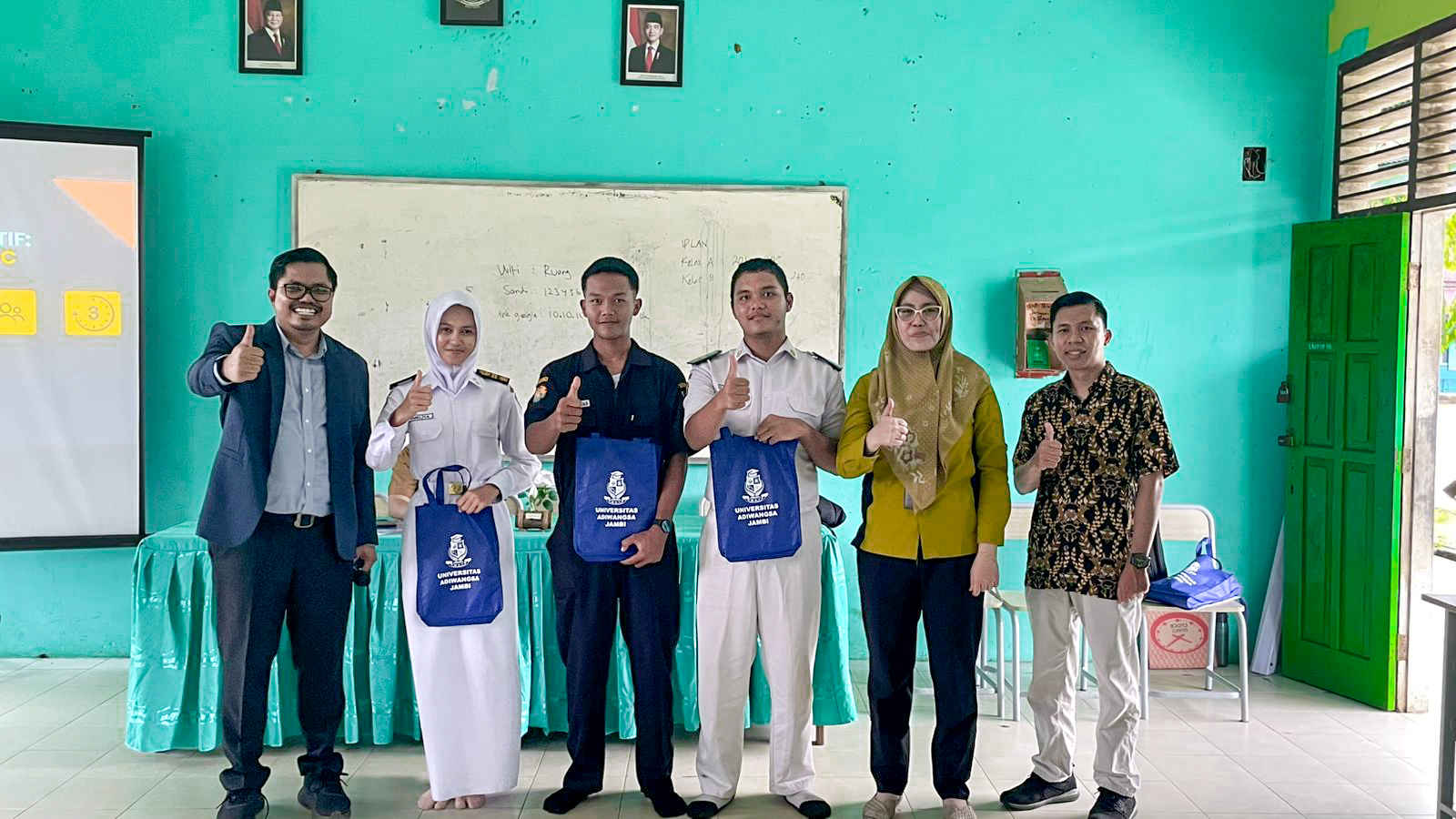 PENGABDIAN KEPADA MASYARAKAT FKIP UNIVERSITAS ADIWANGSA JAMBI DI SMK NEGERI 1 TANJUNG JABUNG TIMUR: MEMBANGUN KETERAMPILAN PUBLIC SPEAKING SISWA