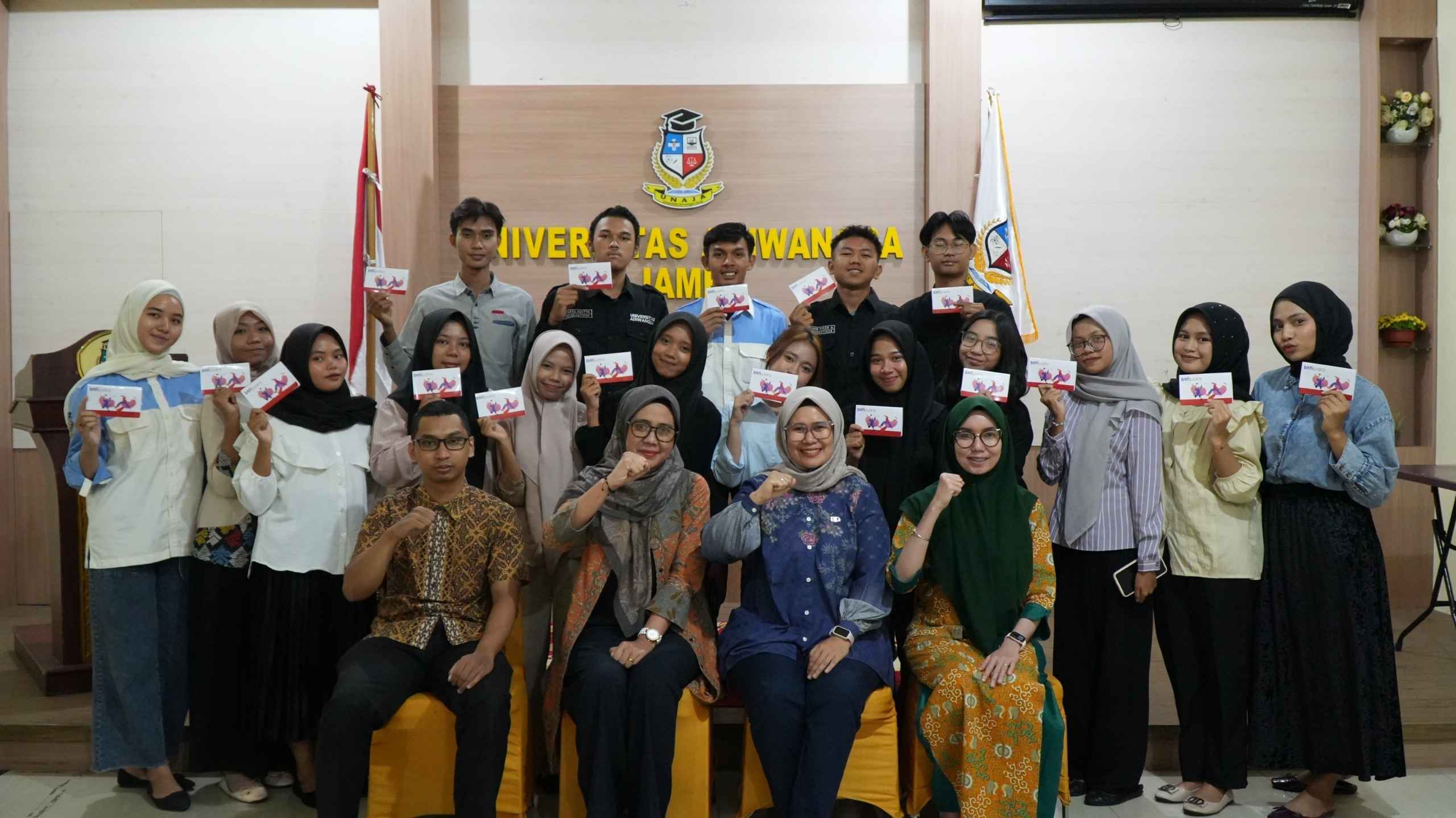 Universitas Adiwangsa Jambi Laksanakan Serah Terima Buku Tabungan Beasiswa KIP-Kuliah Tahun Ajaran 2025/2026