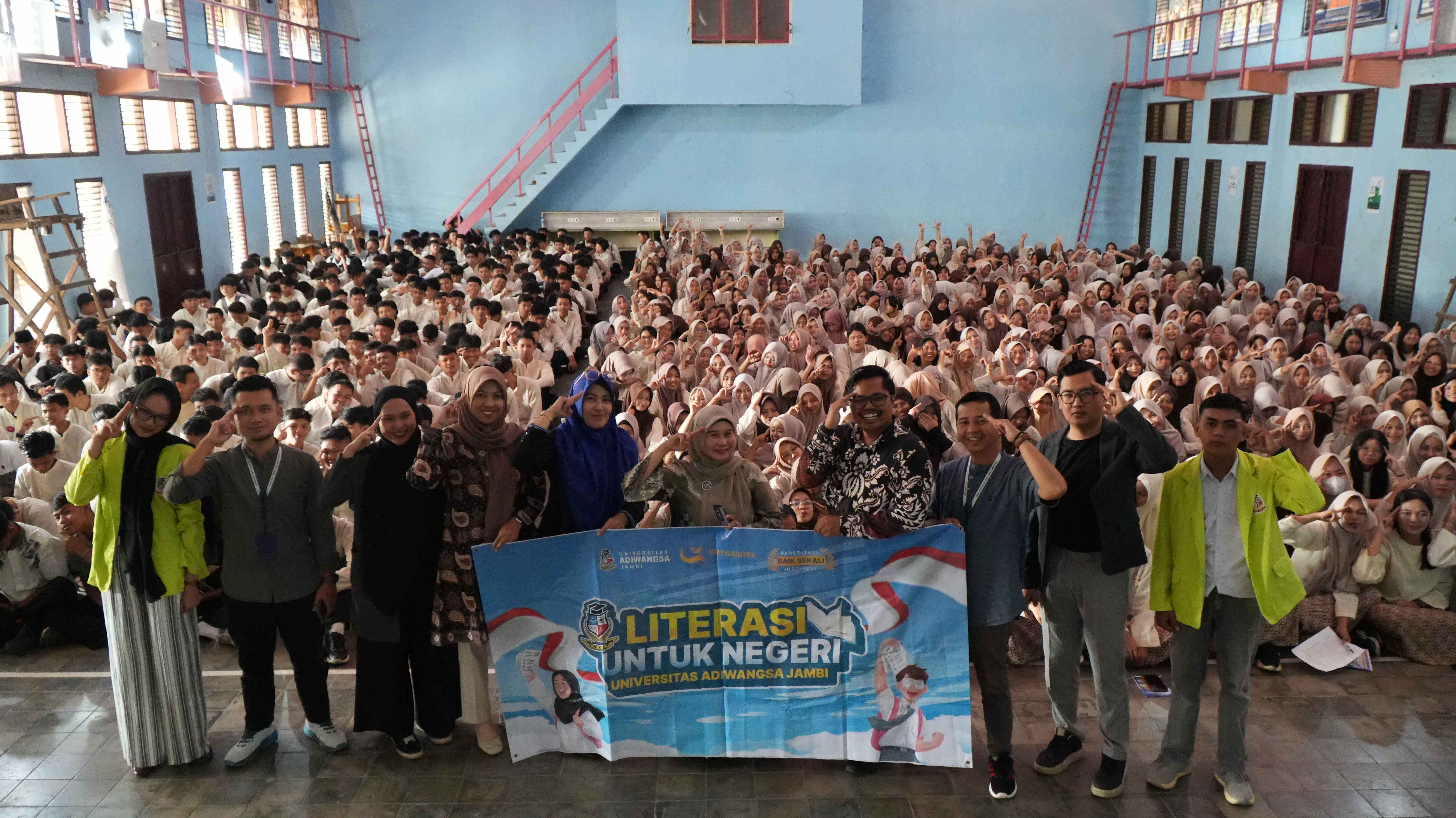Universitas Adiwangsa Jambi Gelar Literasi Untuk Negeri di SMKN 2 Kota Jambi