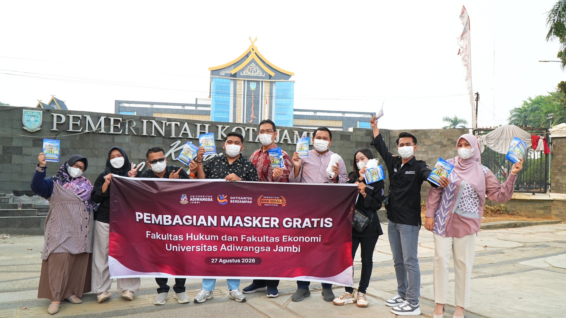Pembagian Masker Gratis UNAJA, Wujud Kepedulian untuk Membantu Masyarakat Kota Jambi Menghadapi Dampak Kabut Asap