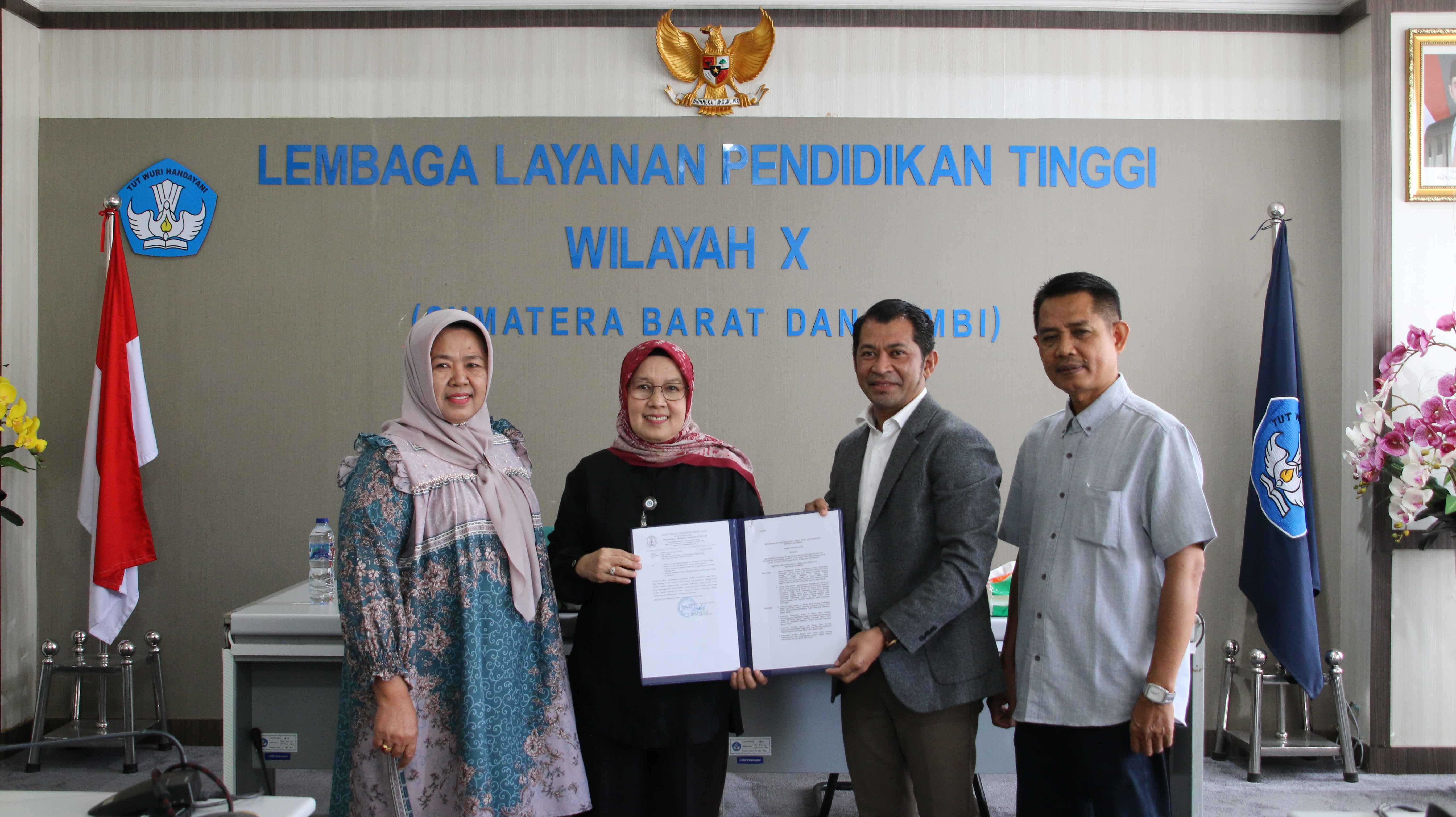 SERAH TERIMA, Surat Keputusan (SK) Pembukaan S2 Hukum Universitas Adiwangsa Jambi di LLDIKTI Wilayah X