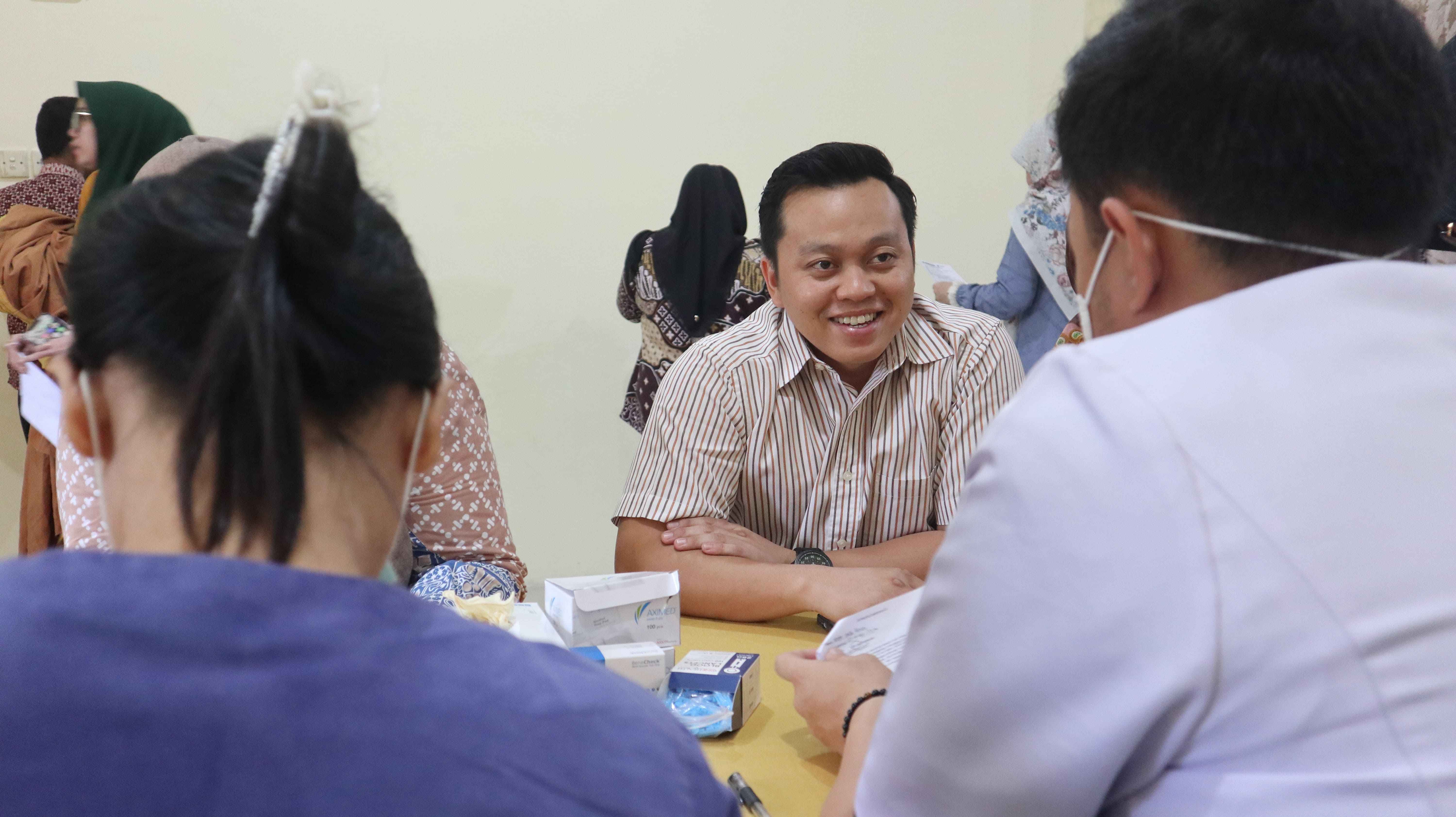 SKRINING KESEHATAN: Civitas Akademika Universitas Adiwangsa Jambi, Deteksi Dini Penyakit Tidak Menular (PTM) oleh Dinas Kesehatan Kota Jambi