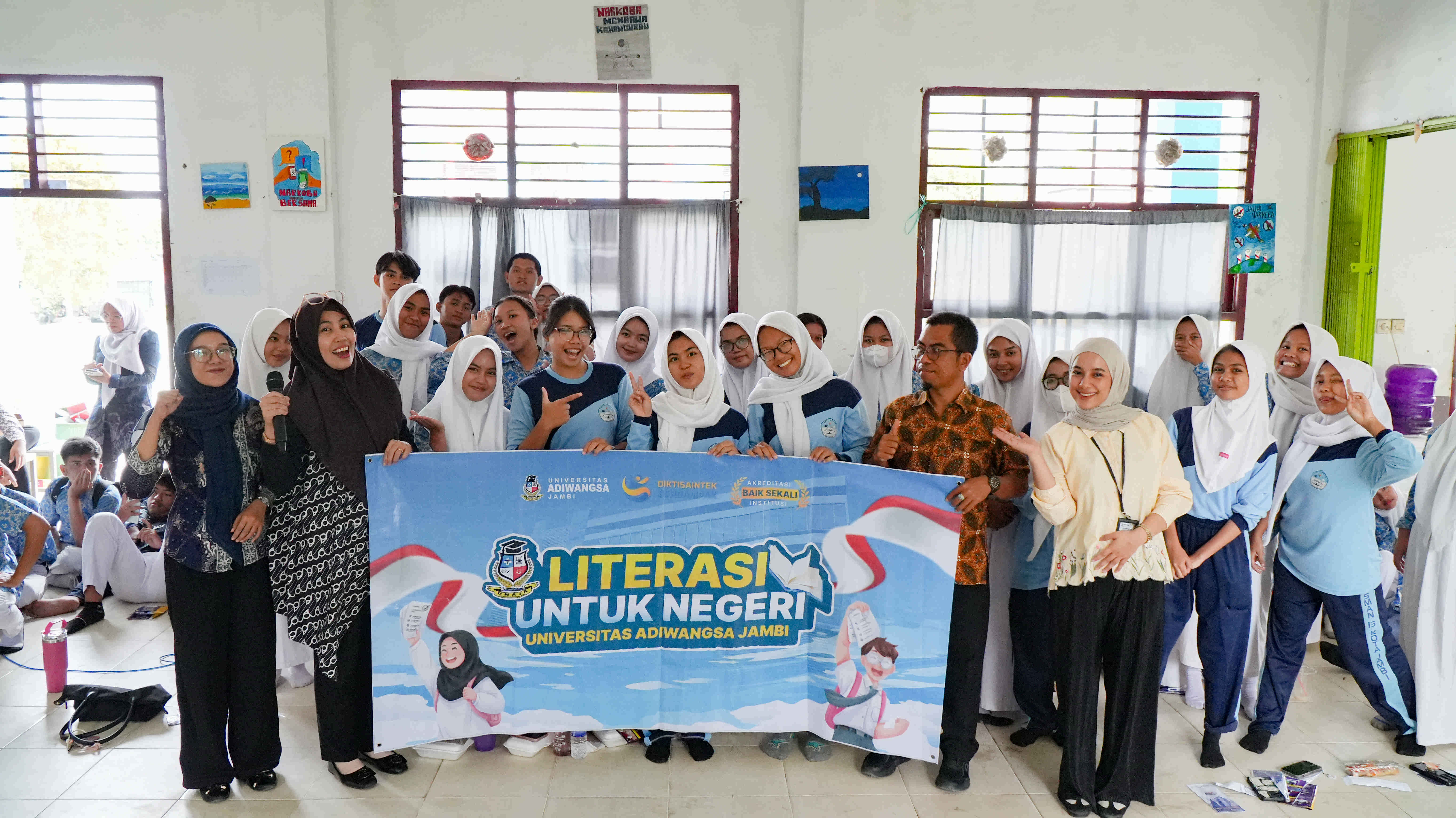 Universitas Adiwangsa Jambi Gelar Literasi Untuk Negeri di SMAN 13 Kota Jambi
