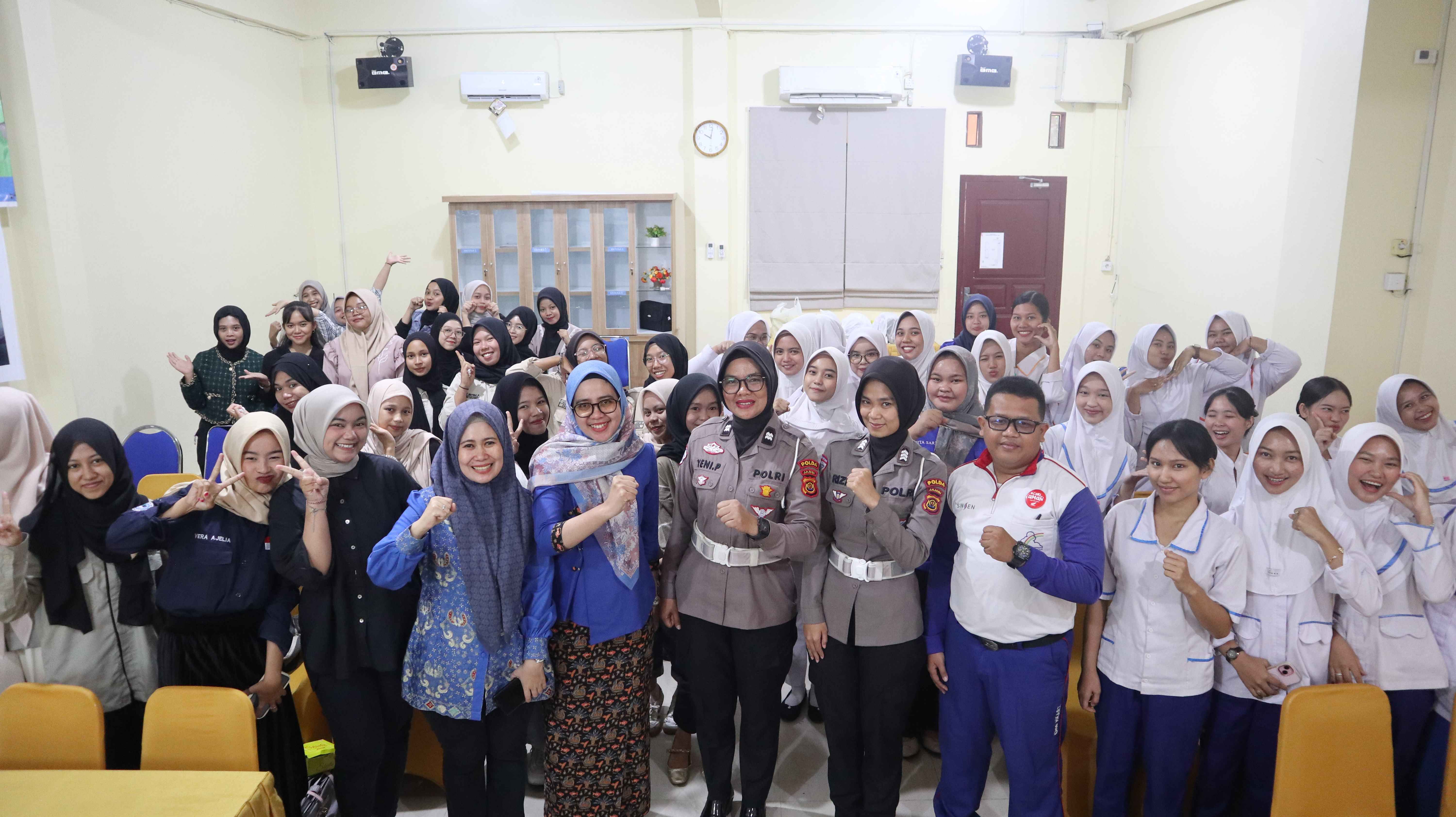 SEMINAR: KESELAMATAN BERKENDARA UNTUK PEREMPUAN TAHUN 2025 Diselengarakan oleh Honda dan Polda dalam rangka memperingati Hari Kartini di Universitas Adiwangsa Jambi