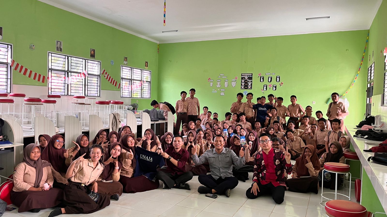 Kampus Swasta Terbaik di Jambi: Universitas Adiwangsa Jambi, Program Studi Keperawatan Gelar Literasi Untuk Negeri di SMAN 14 Kota Jambi