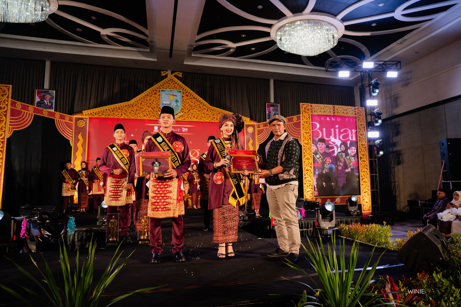 SELAMAT ATAS TERPILIHNYA : Aggun Sartika Erzina, Mahasiswi S1 Farmasi Universitas Adiwangsa Jambi. Sebagai Gadis Favorite Dalam Pemilihan Bujang Gadis Kota Jambi 2025