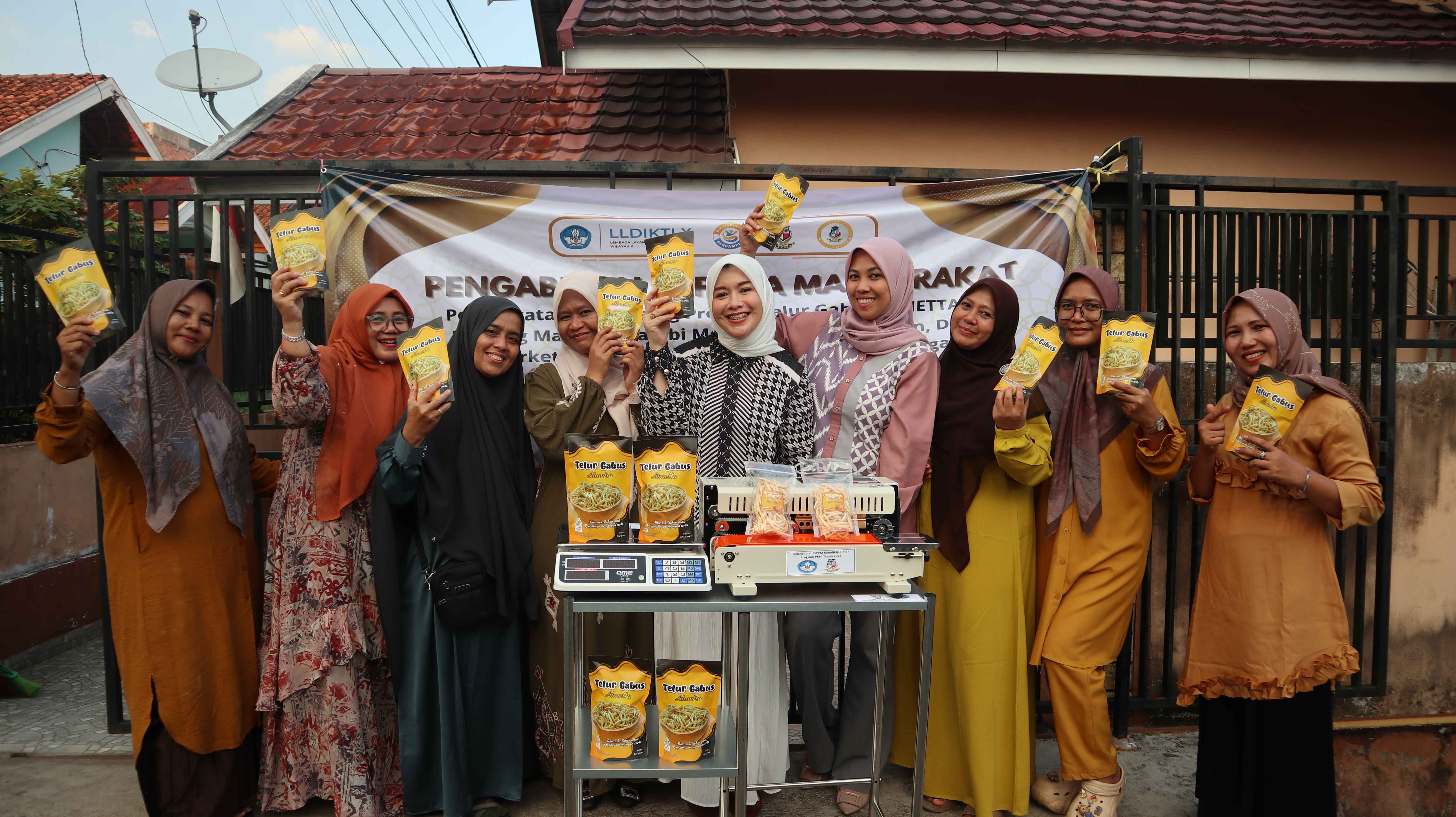 KAMPUS TERBAIK DI JAMBI: Universitas Adiwangsa Jambi Tingkatkan Daya Saing UMK Telur Gabus Almetta Lewat Inovasi Kemasan, Digital Marketing, dan Penguatan Manajemen Keuangan