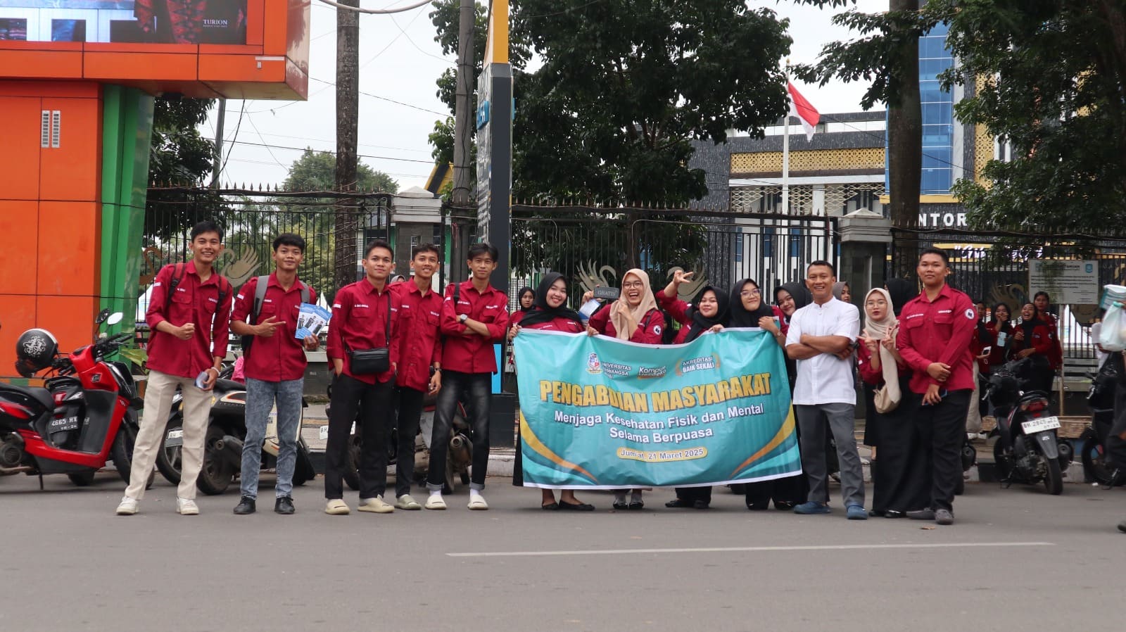 PENGABDIAN MASYARAKAT PRODI KEPERAWATAN & BERBAGI TAKJIL : "Menjaga Kesehatan Fisik dan Mental Selama Berpuasa"