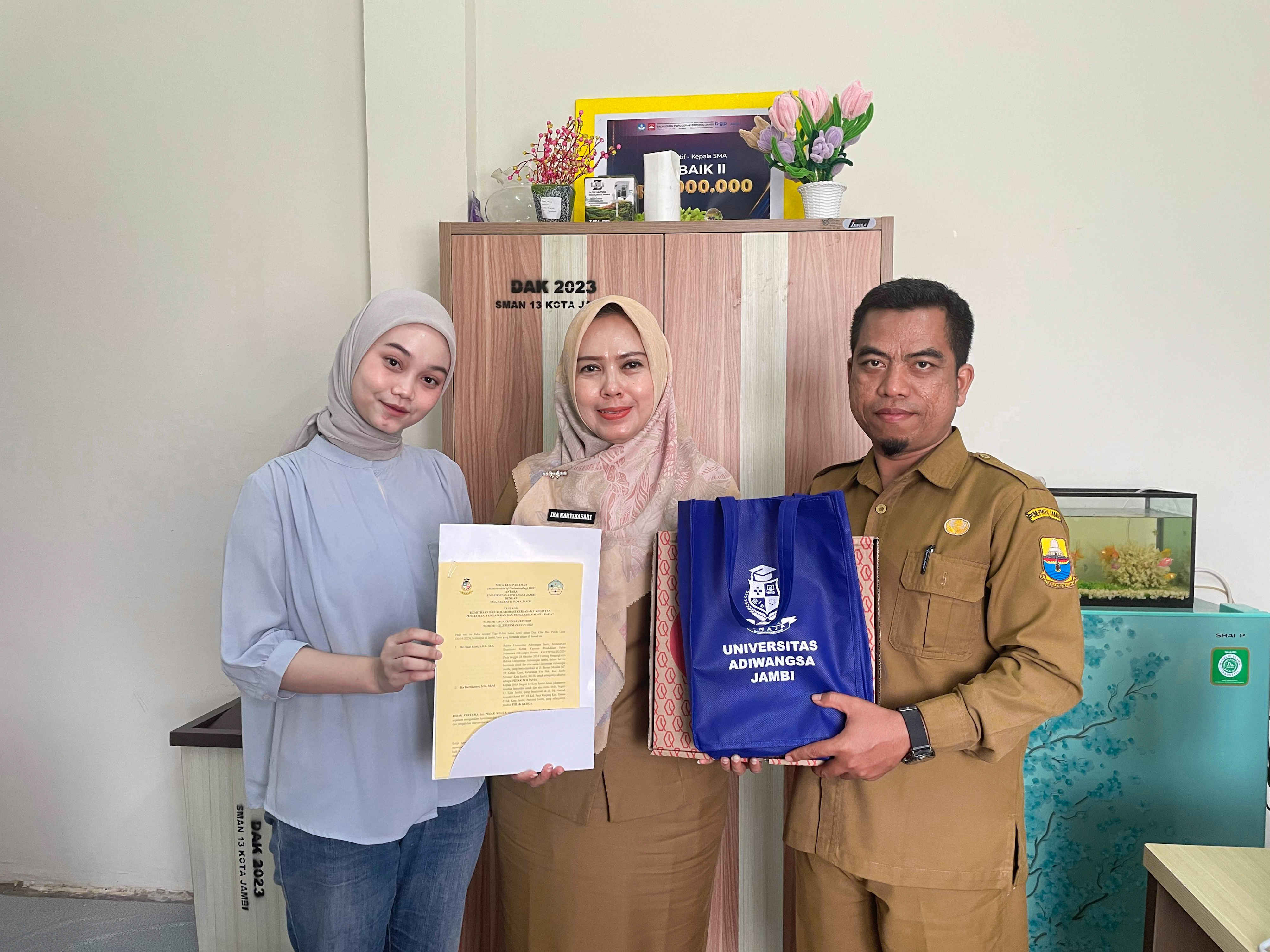 PENANDATANGANAN: Nota Kesepahaman (MoU) Antaran Universitas Adiwangsa Jambi dengan SMAN 13 Kota Jambi Bidang Pendidikan dan Promosi